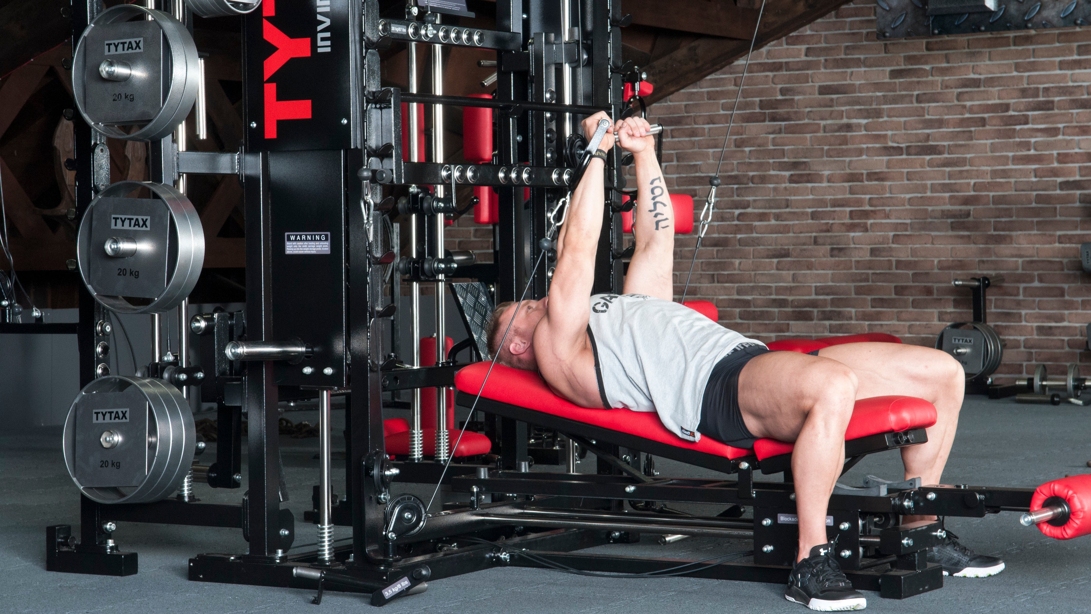 Bankdrücken liegend am Kabel
