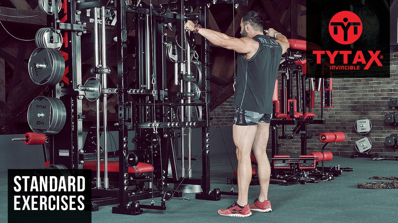 Überkreuztes Seitheben am Kabelzug