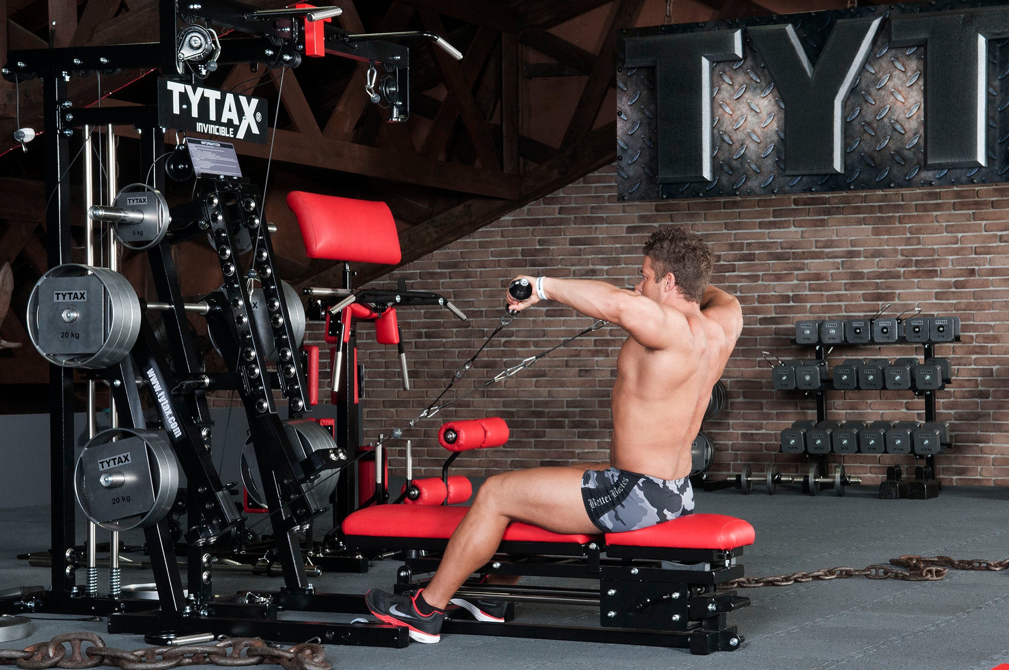 Reverse Fly sitzend am Kabelzug