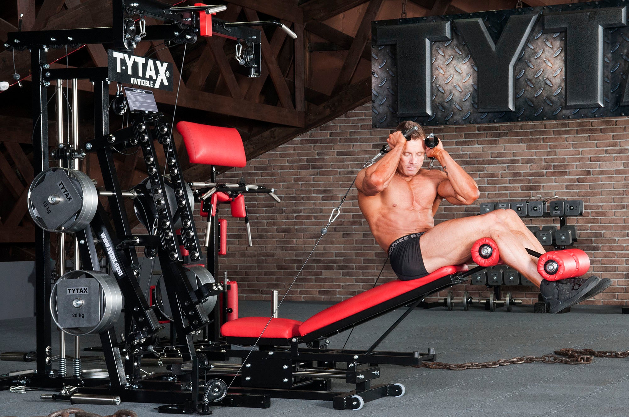 Crunch zur Seite am Kabelzug