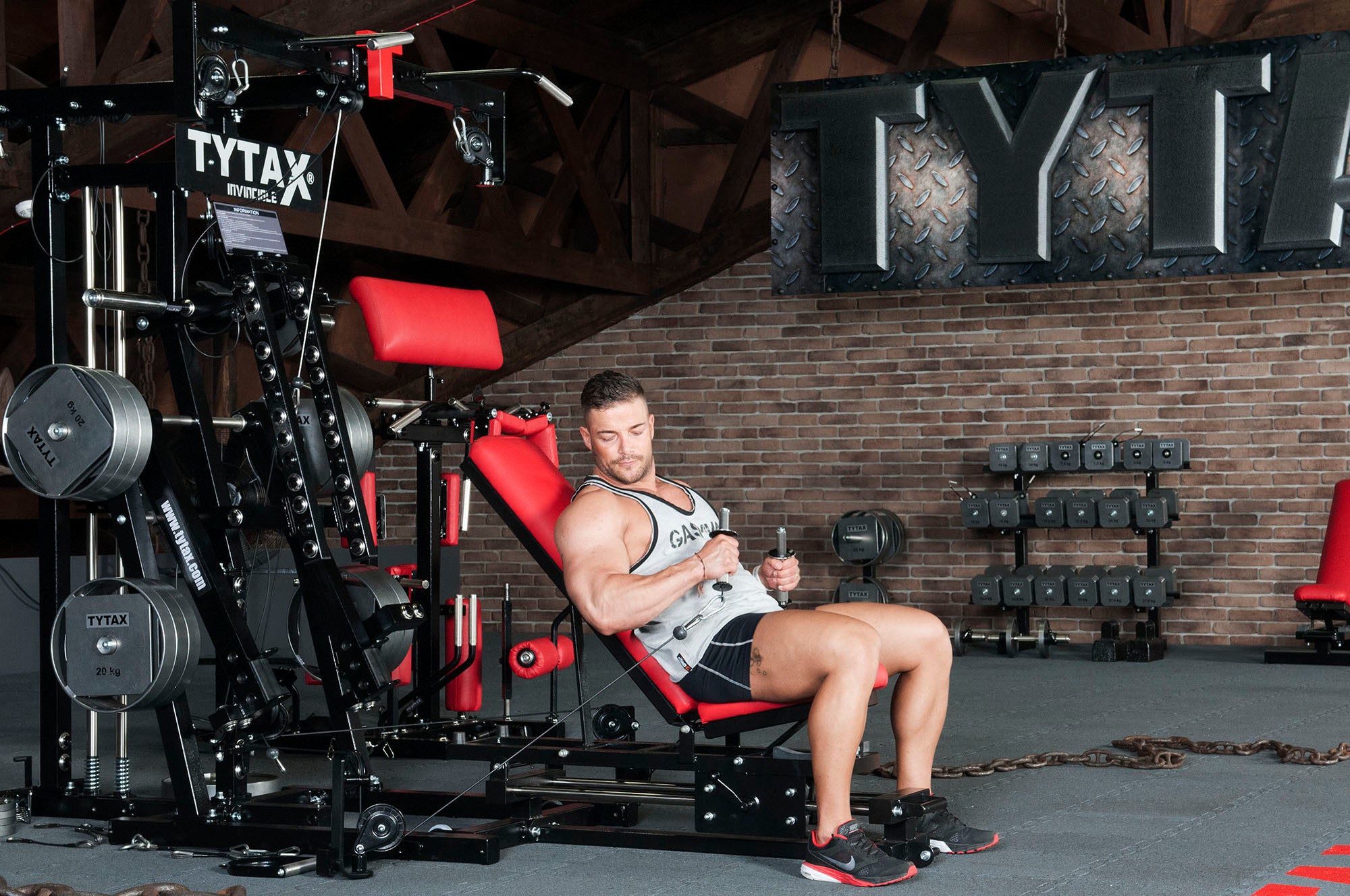 Hammer-Curls sitzend