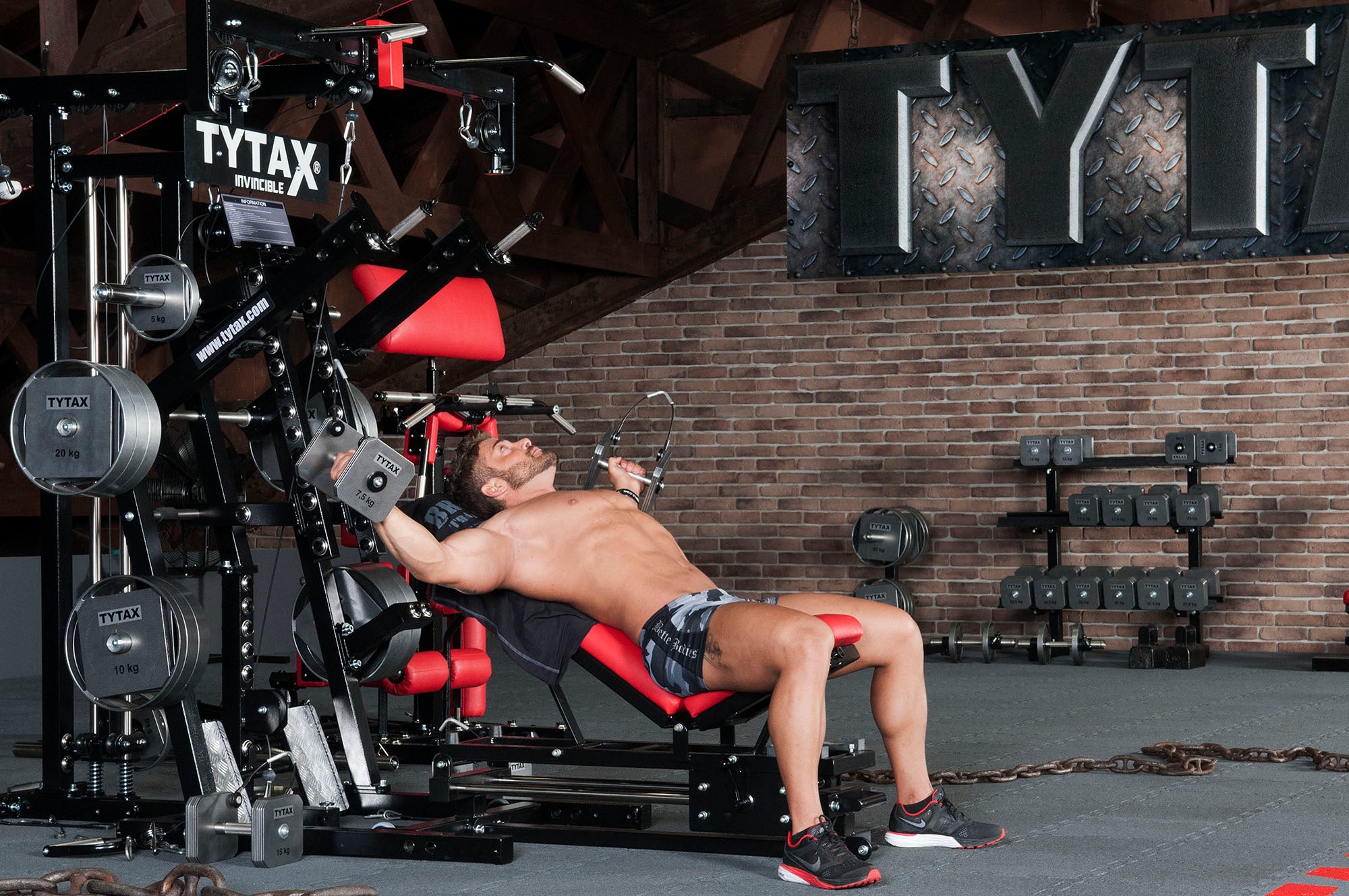 Fliegende mit Kurzhanteln Schrägbank