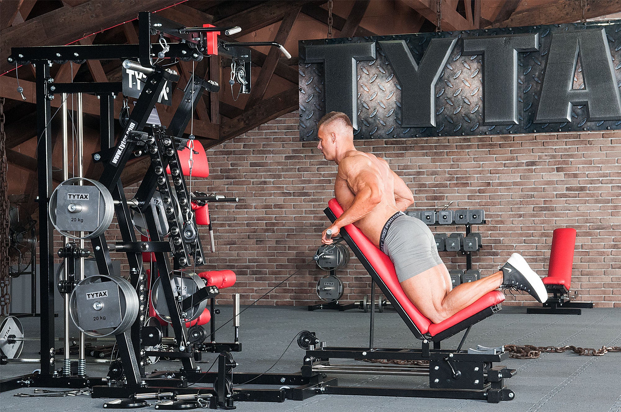 Kabelzugrudern im Obergriff