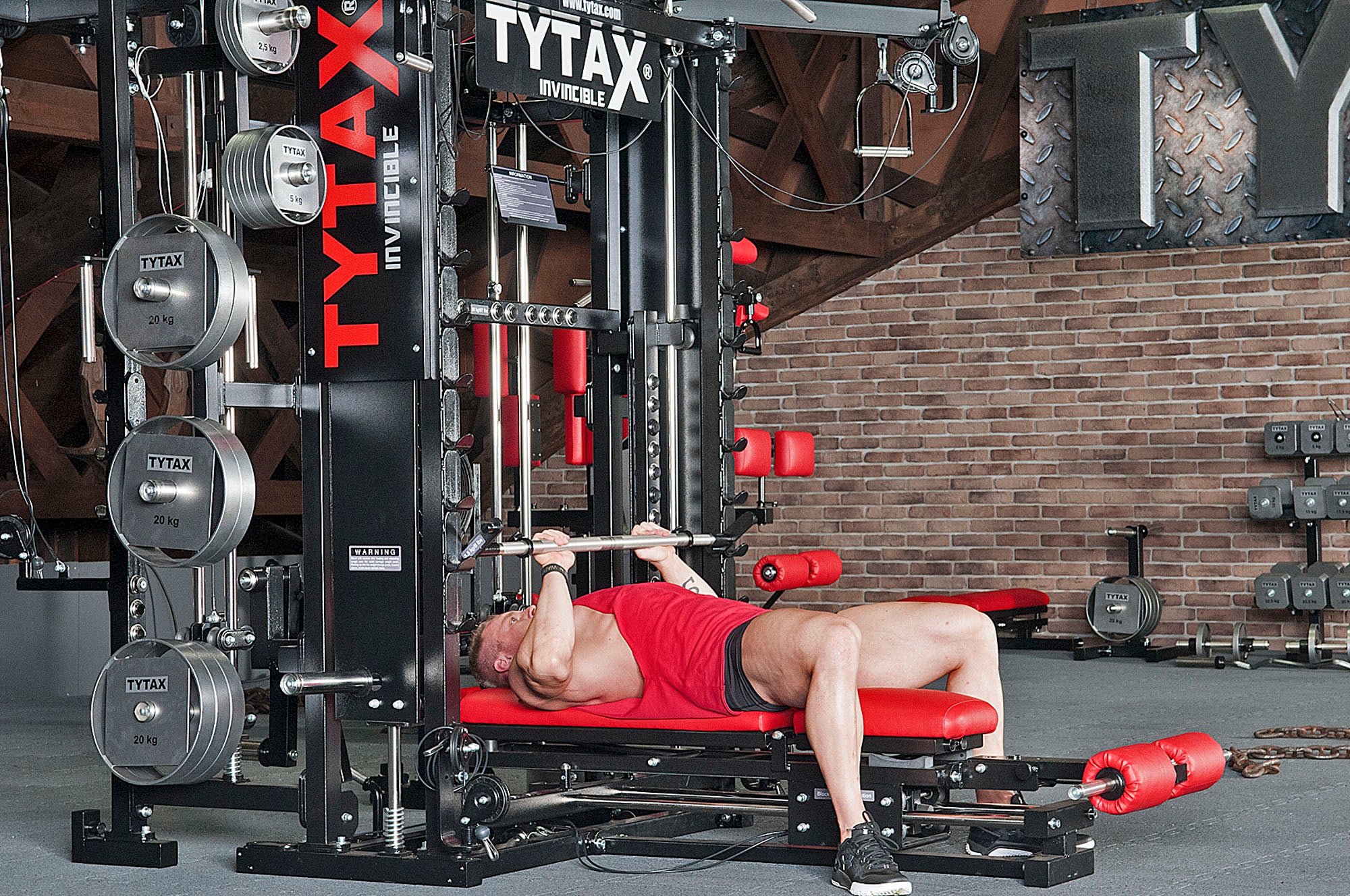 Enges Bankdrücken Multipresse