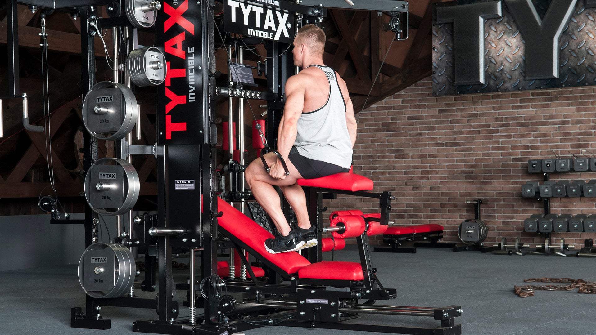 Cable Cross von Oben im Sitzen