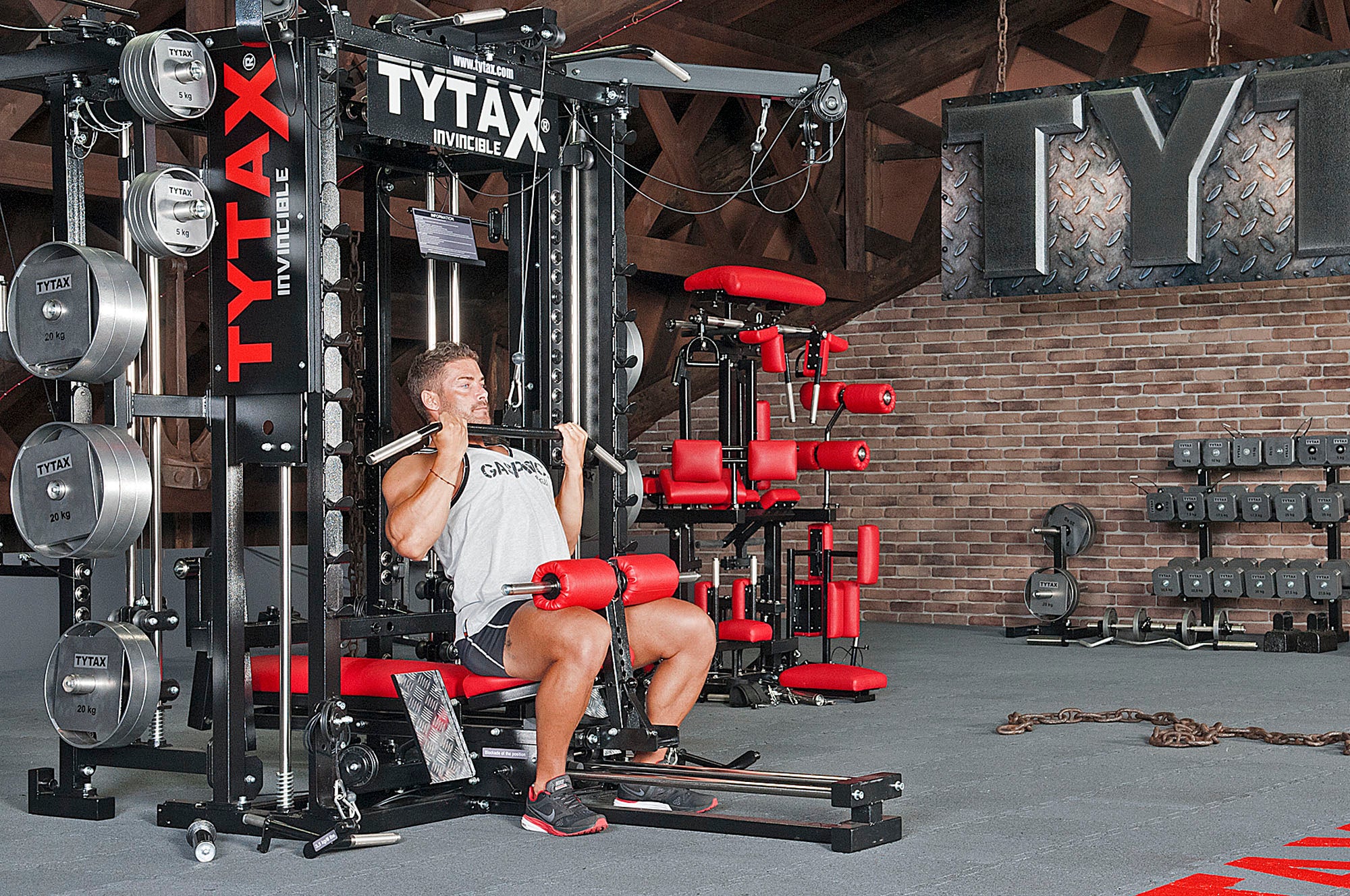 Latziehen zur Brust mit engem Griff