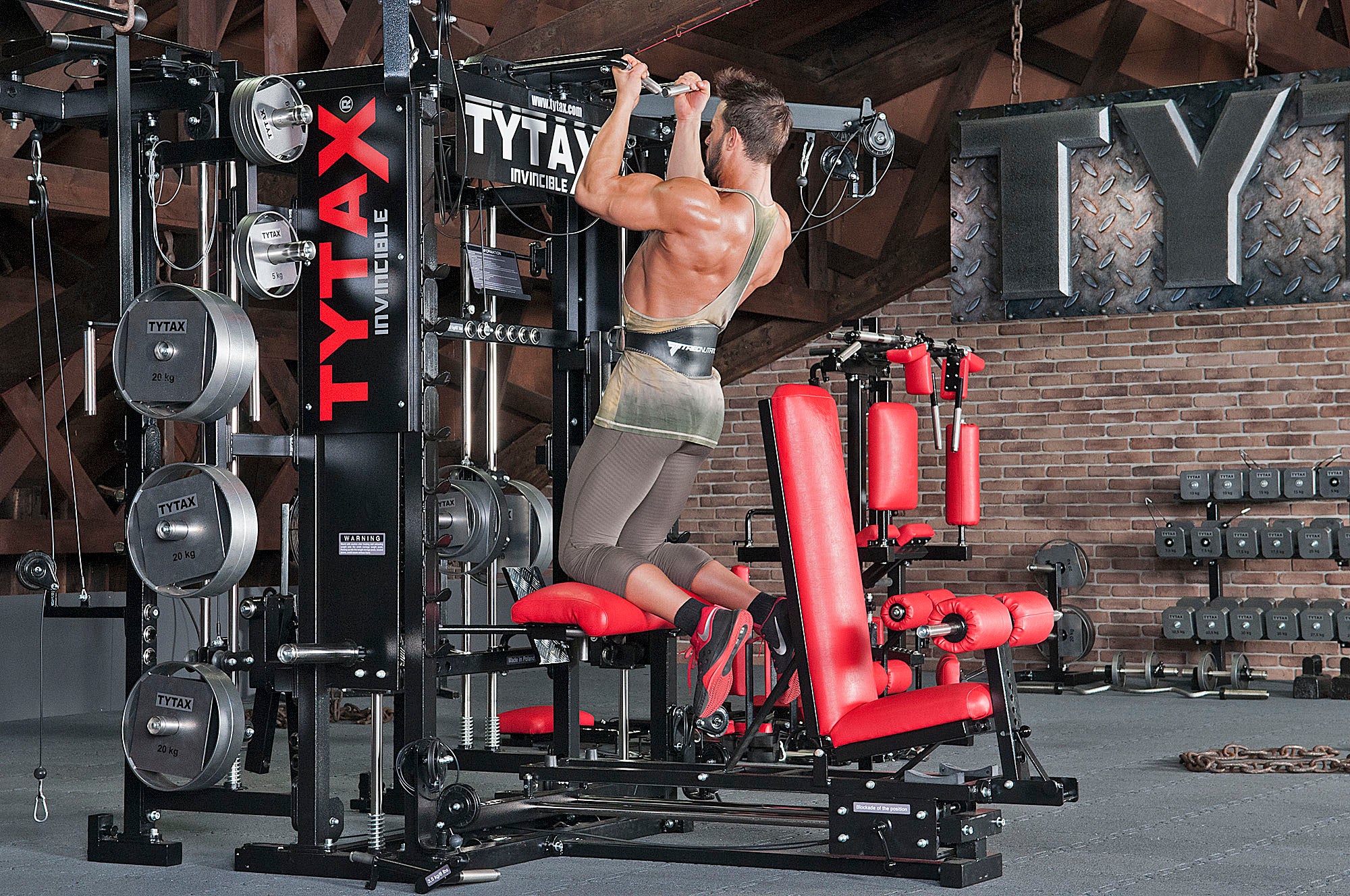 Klimmzüge unterstützt enger Griff