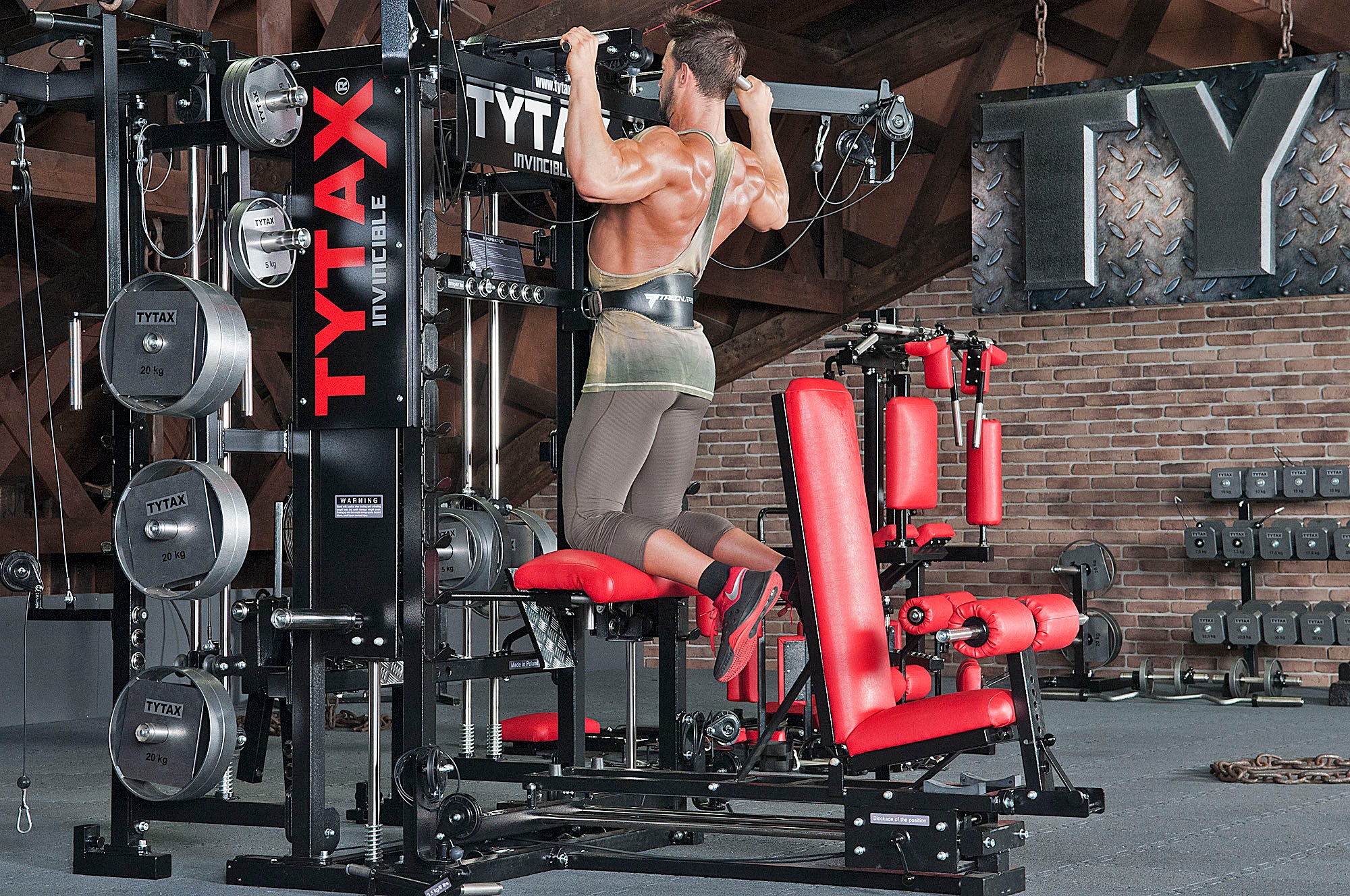 Klimmzüge unterstützt breiter Griff