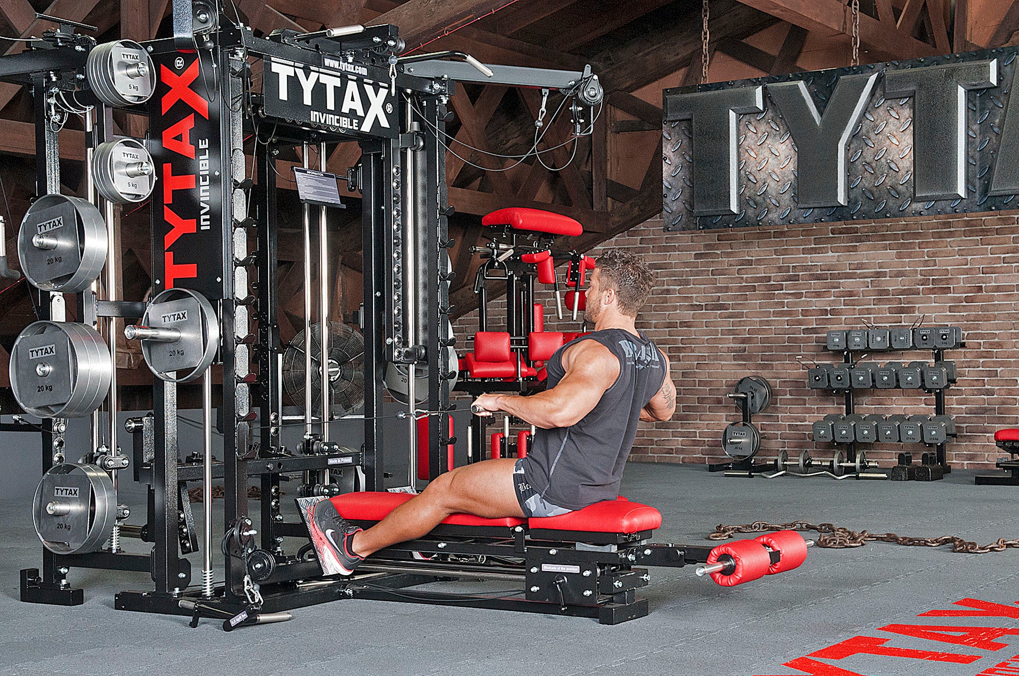 Kabelzug-Rudern mit breitem Griff